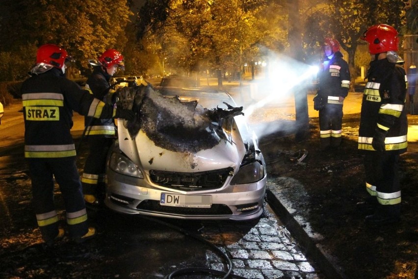 Wrocław: Luksusowy mercedes spłonął doszczętnie. To podpalenie? (ZDJĘCIA)