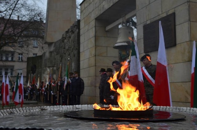 Pomnik Niepodległości (a kiedyś Braterstwa Broni) przez 40 lat nie budził kontrowersji. Teraz ma być przeniesiony - bo miasto zastrzega, że nie chce go burzyć, tylko wymienić na nowy.