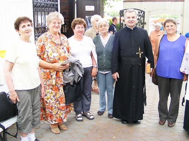 Ksiądz Aleksander Doniec miał się już żegnać z parafianami. Ale na razie zostaje w Markowicach.