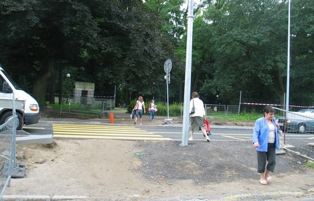 Nowa droga jest na lekkim wzniesieniu - w porównaniu do starej. Tędy od wczoraj jeżdżą samochody. Piesi nie mają sygnalizacji świetlnej.