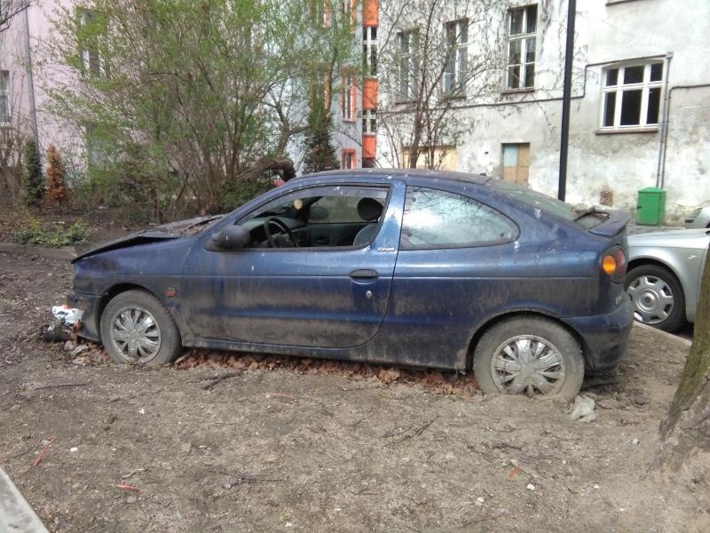 Renault Megane stojące od blisko 3 lat w podwórzu przy ul....
