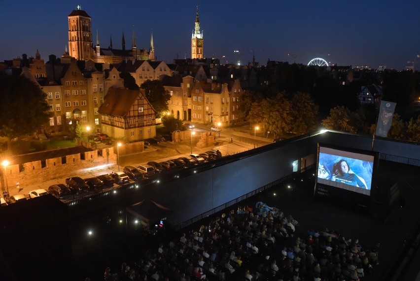 Kino z widokiem na Gdańsk. Wakacyjny repertuar seansów na dachu Teatru Szekspirowskiego