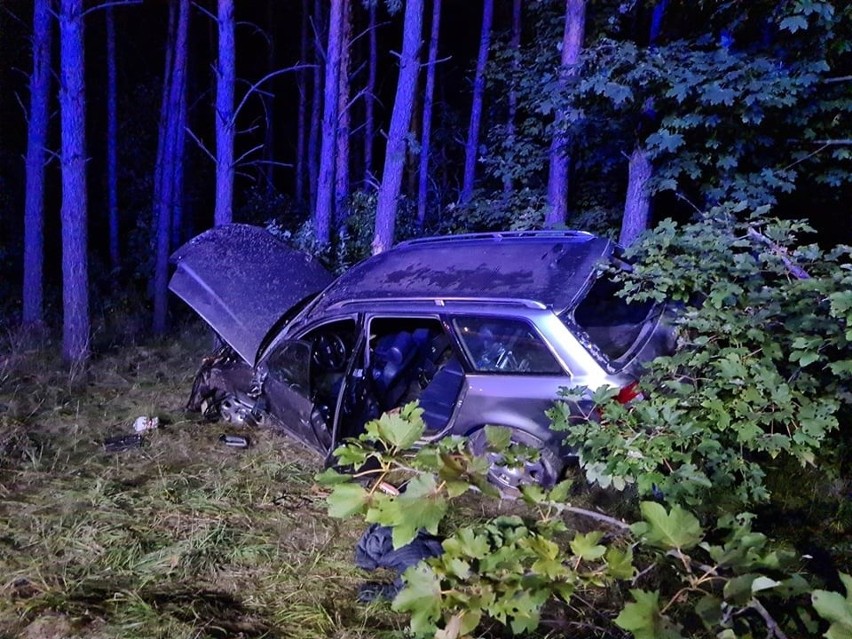 Ostrówek. Wypadek na DK8. Kierowca leżał nieprzytomny obok...