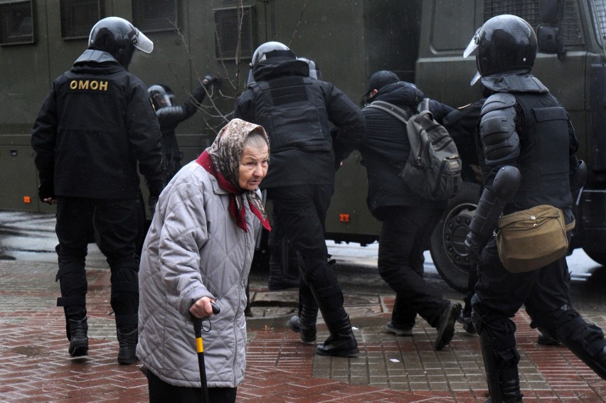 Białoruś: Zatrzymania podczas demonstracji w Mińsku. OMON wszedł do siedziby "Wiesny" [ZDJĘCIA]