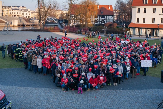 Bydgoszczanie w niedzielę na Wyspie Młyńskiej pokazali, że są #muremzaOwsiakiem i utworzyli wielkie serce za to, że od 27 lat jest dyrygentem Wielkiej Orkiestry Świątecznej Pomocy. Społeczną akcję mieszkańców wsparł bydgoski sztab WOŚP i strażacy. Zdjęcia z akcji będą przesłane Jurkowi.Akcję postanowiono zorganizować po tym, jak Jerzy Owsiak podjął decyzję o rezygnacji z funkcji szefa WOŚP. Stało się to po tragicznej śmierci prezydenta Gdańska podczas "Światełka do nieba". W sobotę Jerzy Owsiak opublikował wideo, w którym informuje, że nie opuści orkiestry i będzie z nią grał "do końca świata i jeden dzień dłużej". Przyznał, że ogromny wpływ na cofnięcie decyzji miało wsparcie, jakie uzyskał w ostatnich dniach od osób apelujących, by nie rezygnował z funkcji.