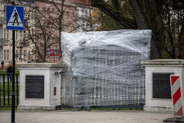 Zasłonięty pomnik Władysława Bartoszewskiego czeka na odsłonięcie. Ma nastąpić w tym roku