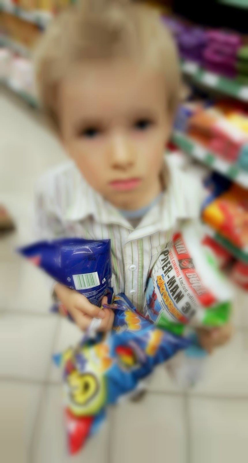 W Chełmnie trzylatek zwiedzał okolicę i poszedł na zakupy.