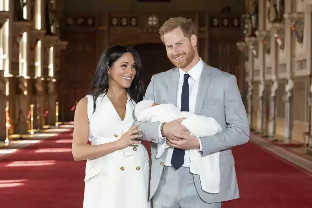 Royal baby 6.05: Księżna Meghan urodziła! [ZDJĘCIA] Książę Harry i Meghan Markle pokazali dziecko światu. Zobaczcie pierwsze zdjęcia!