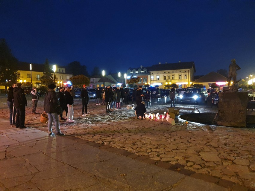 Niepołomice. Przy fontannie przybywa zniczy i plakatów. Trwa protest przeciwko zaostrzeniu prawa aborcyjnego