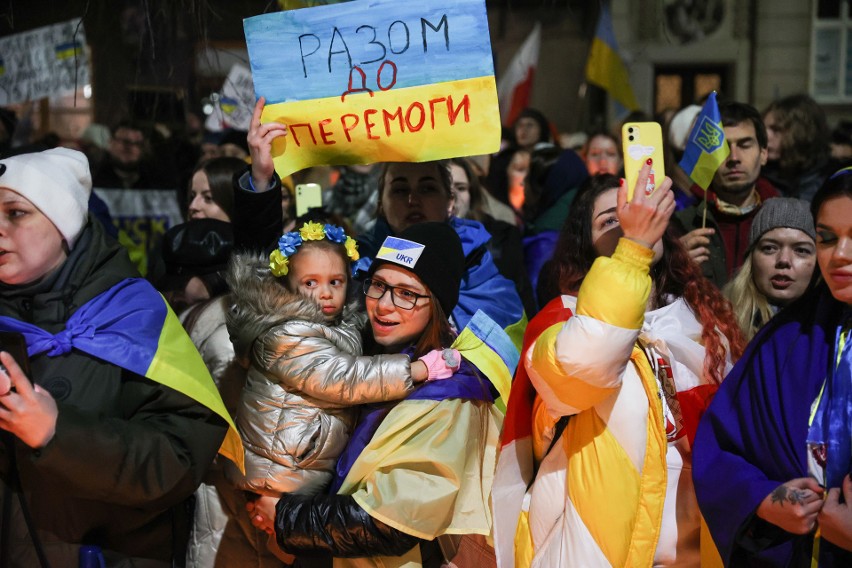 Kraków solidaryzuje się z walczącą Ukrainą w rocznicę ataku Rosji na niepodległy kraj. Przez miasto przechodzą dwa marsze. "Stop wojnie"