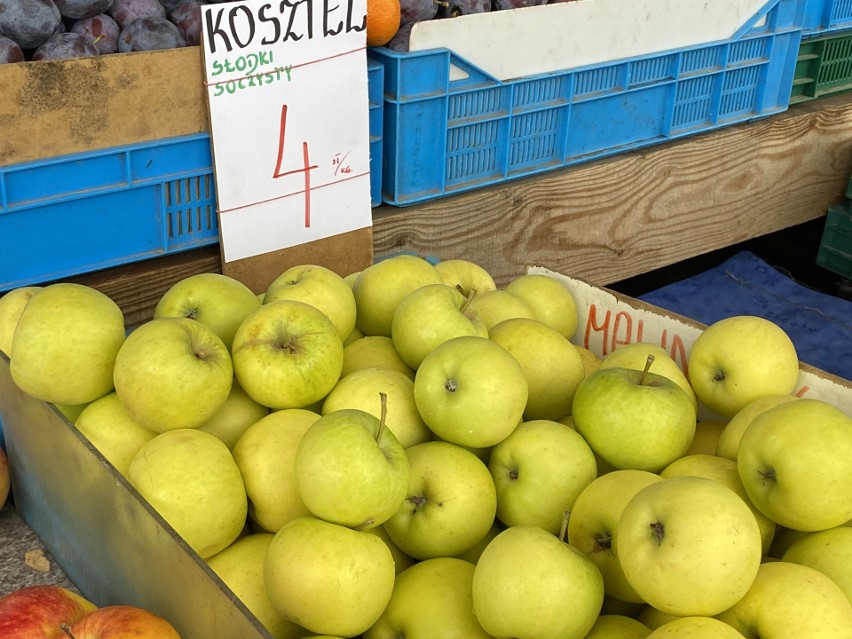 Ceny owoców i warzyw na bazarach w Kielcach w piątek 17 listopada. Po ile były jabłka, pomidory, winogrona i inne? Sprawdź