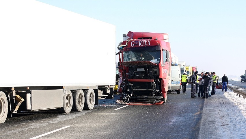 Wypadek tirów na autostradzie A4, zdjęcie ilustracyjne