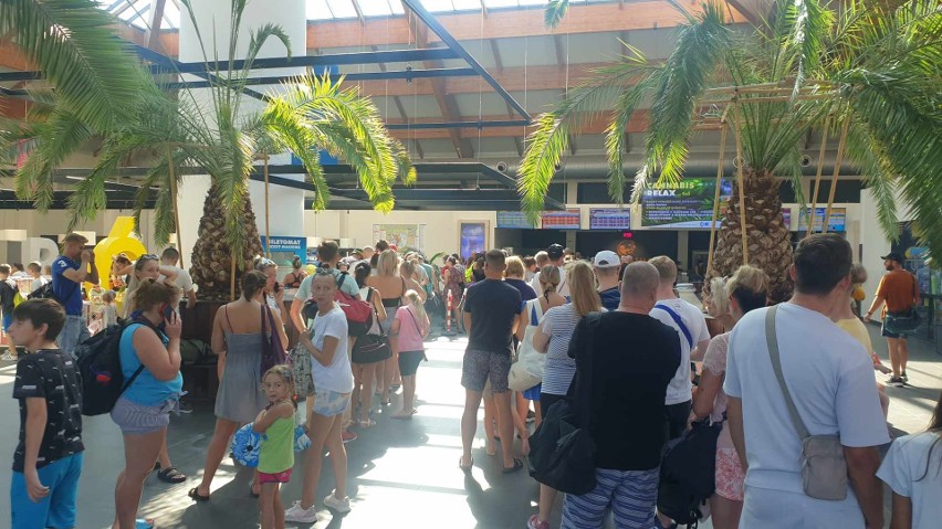 Tłumy łodzian w kolejce do Aquaparku Fala! Ile trzeba było czekać, aby wejść na basen?