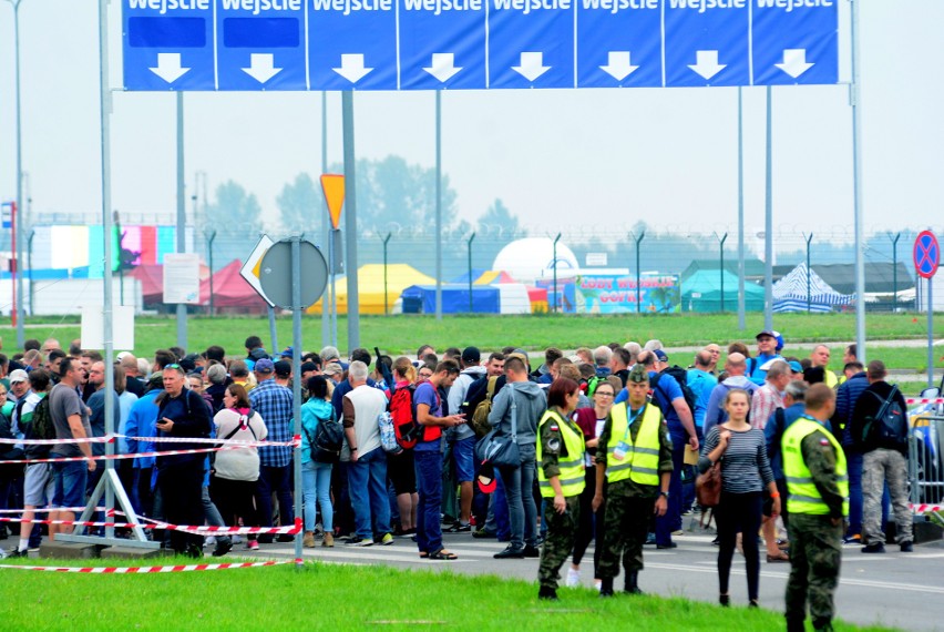 Air Show 2018 w Radomiu. Zakończone sobotnie pokazy na lotnisku Sadków. Oglądało je aż 80 tysięcy widzów. Niedziela kolejnym dniem imprezy