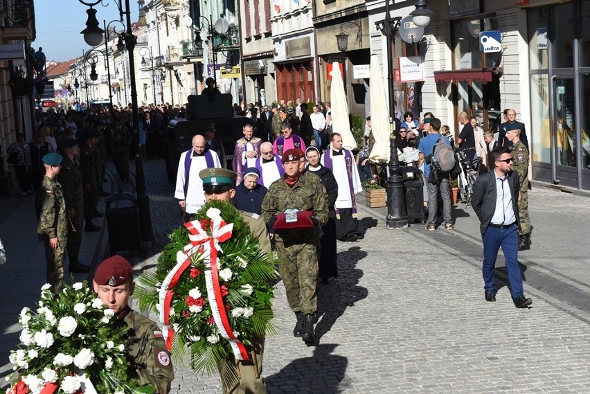 Nowy Sącz. Tłumy sądeczan na powtórnym pochówku gen. Bronisława Pierackiego