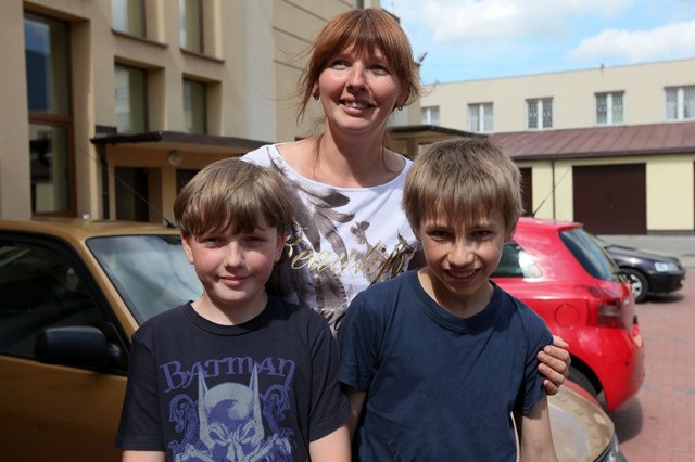 Na Daniela (z prawej) czekała w piątek pani Barbara z synem. W sumie tegoroczne wakacje spędzi w Polsce 17 dzieci z litewskich sierocińców. Rodziny, które je goszczą - często już kilka lat z rzędu - zaplanowały na ten pobyt mnóstwo atrakcji.