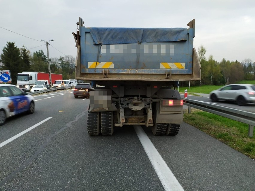 Wypadek na zakopiance w Jaworniku. Duże utrudnienia na drodze [KRÓTKO]