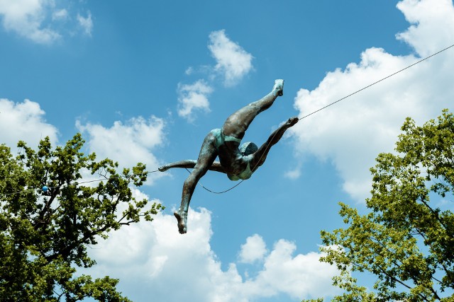We Wrocławiu pojawiła się rzeźba światowej sławy artysty. Oto "Napinająca linę"