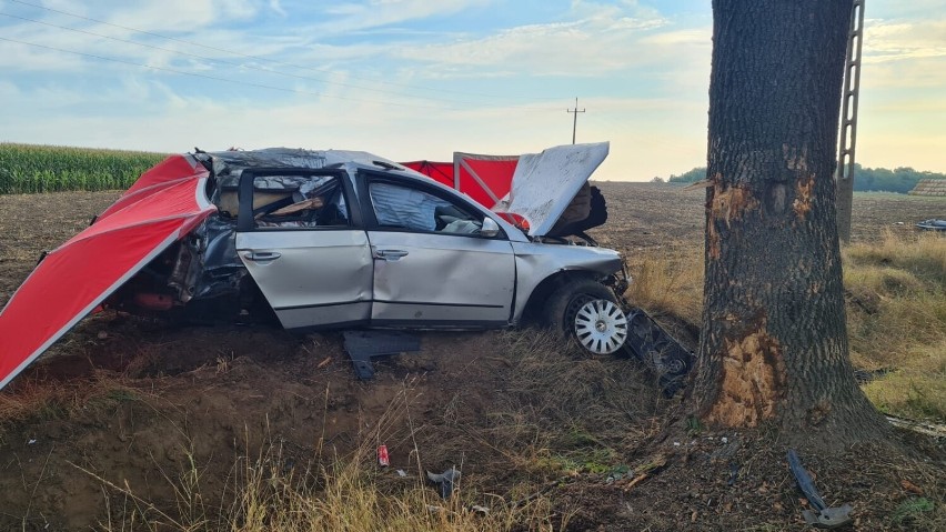 Śmiertelny wypadek na drodze między Czaczem i Przysieką Polską. Samochód uderzył w drzewo, zginął 23-letni mężczyzna