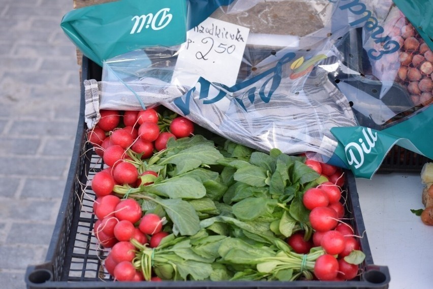 Ceny na targowisku miejskim w Kościerzynie. Ile kosztują warzywa, owoce i mięso? [ZDJĘCIA]