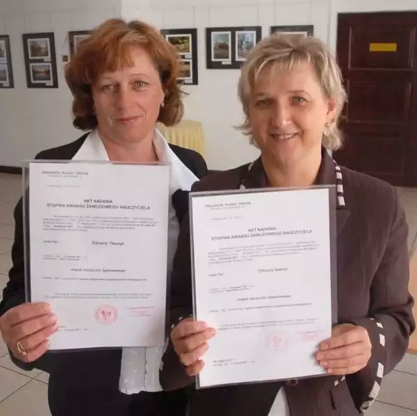 Elżbieta Tkaczyk (z lewej) i Elżbieta Gawryś (z prawej) pracują w dużej szkole w Klwowie. Od kilku dni są w gronie nauczycieli dyplomowanych.