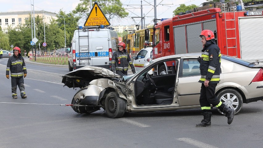 Wypadek na ul. Dolnej. 3 osoby ranne! RUCH TOROWY WSTRZYMANY! KORKI! [zdjęcia]