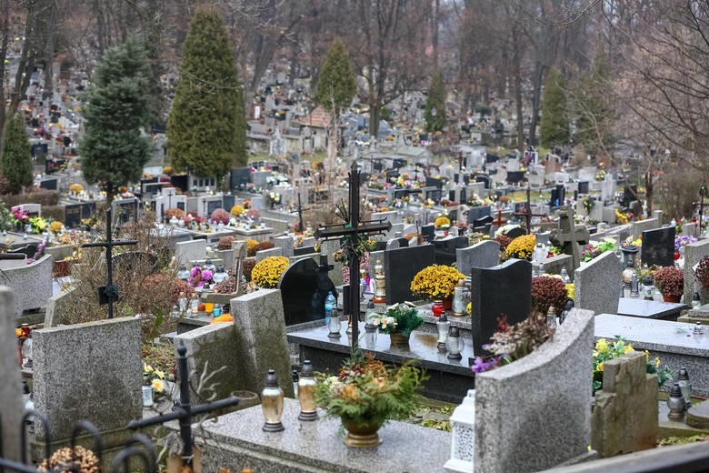 Kraków. Czy można pójść na cmentarz i odwiedzić grób bliskich? Czy obowiązuje zakaz odwiedzania cmentarzy? 