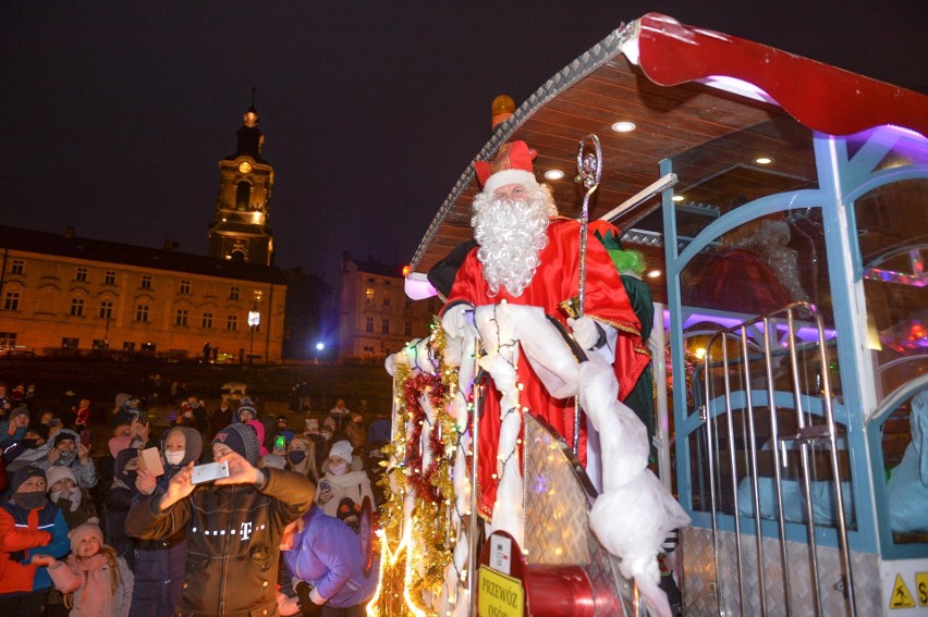 Święty Mikołaj odwiedził dzieci z Przemyśla i rozświetlił zdobiącą serce miasta choinkę [ZDJĘCIA]