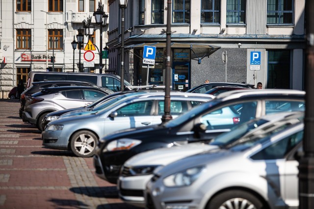 Za zaparkowanie samochodu na kolejnych ulicach w Bielsku-Białej trzeba wnieść opłatę - w parkomacie przy pomocy monet, karty płatniczej i systemu BLIK lub aplikacji mobilnej aplikacji Skycash lub Mobilet.