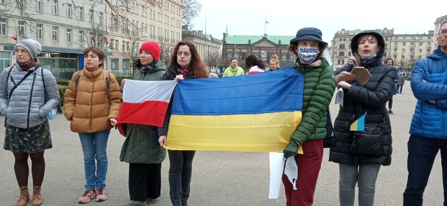 "Oda do radości" oraz hymny Polski i Ukrainy wybrzmiały na poznańskim placu Wolności. Poznaniacy zebrali się 26 marca o godz. 13:00, by wyrazić solidarność z narodem ukraińskim. Była to także część obchodów rocznicy podpisania Traktatów Rzymskich. Podobne wydarzenia odbyły się także w innych miastach w Polsce.Zobacz zdjęcia --->