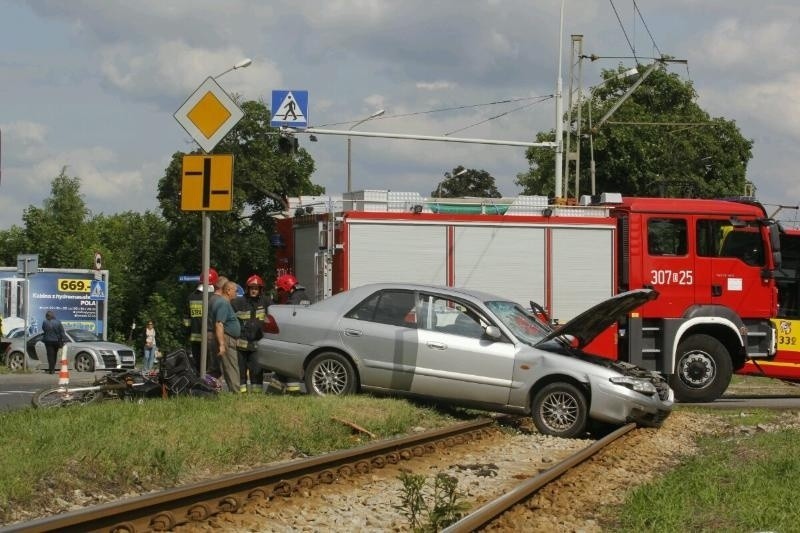 Wrocław: Wypadek na Kosmonautów. Mazda na torowisku. Nie jeżdżą tramwaje (ZDJĘCIA)