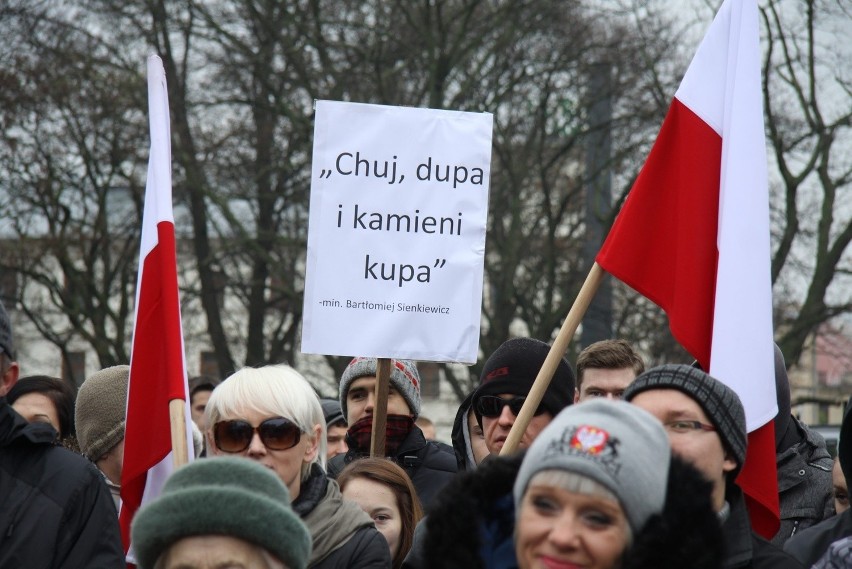 Narodowcy pikietowali na placu Litewskim: „Leśne dziadki do odsiadki” (ZDJĘCIA)