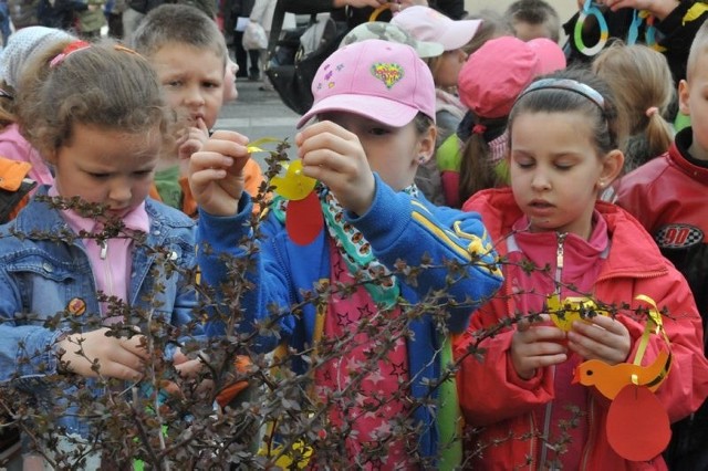 Szukanie zającaPrzedszkolaki poszukiwaly na deptaku zająca