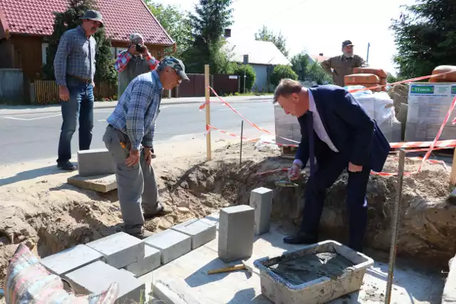 Wójt gminy Jan Pyrkosz dokonuje symbolicznego wmurowania pierwszej cegły w fundament kapliczki