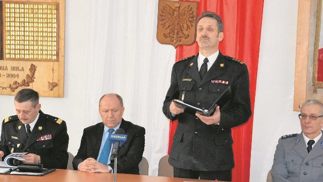 Od lewej: podkarpacki komendant straży Bogdan Kuliga, poseł Zbigniew Chmielowiec, stalowowolski komendant straży Tadeusz Niedziałek i zastępca komendanta policji Stanisław Mastalerczyk.