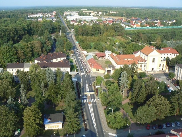 Zakończył się konkurs fotograficzny „Nowe Miasto w starym kadrze”. Organizował go Miejsko-Gminny Ośrodek Kultury oraz Towarzystwo Przyjaciół Nowego Miasta nad Pilicą. Konkurs odbył się z okazji 620-lecia Nowego Miasta oraz 60-lecia miejscowego Muzeum Regionalnego. Patronat honorowy objął nad nim burmistrz Mariusz Dziuba.  - Cel konkursu to ukazanie w starych i wartościowych  fotografiach  historii oraz śladów przeszłości regionu Nowego Miasta nad Pilicą:  życia ludzi, zabytków kultury, ważnych momentów w dziejach miasta i  życia codziennego lokalnej społeczności. Równie ważnym celem było pozyskanie nowych eksponatów dla nowomiejskiego muzeum - pisał Miejsko-Gminny Ośrodek Kultury na swoim profilu na Facebooku.  Wyniki: pierwsze miejsce -Marian Dziedzic za zdjęcia: „Święty Jan 1960”, „Sianokosy”, „Dziadek Tomasz”, drugie miejsce ex equo zajęły: Barbara Kurcińska – za zdjęcia: „Tarczewski przed pałacem”, „Widok z parku na powódź”, „Klasztor po huraganie” oraz Franciszek Kuśmirek – za zdjęcia „Plac Kościuszki lato 1932”, „Repertuar kina Pilica”. Na trzeciej pozycji uplasowała się Karolina Morawska  za zdjęcia „Kino Pilica”, „Obchody 560-lecia Nowego Miasta nad Pilicą”, „Piloci przy samolocie”. Wyróżnienia otrzymali Helena Świerczyńska oraz Krzysztof Wrona. - Ze względu na COVID, podsumowanie musi odbyć się on-line a nagrody wręczone za pośrednictwem poczty. Po ustaniu ograniczeń w Miejsko-Gminnym Ośrodku Kultury odbędzie się wystawa prac konkursowych - zapowiadają organizatorzy na Facebooku. Zobaczcie wyróżnione fotografie dla kolejnych slajdach >>>