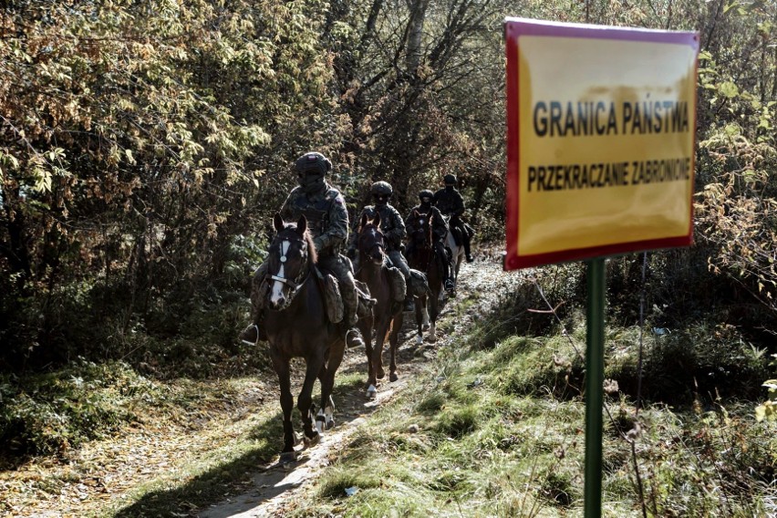 Żołnierze Lubelskiej Brygady Obrony Terytorialnej pojawili się na granicy. Poruszają się konno