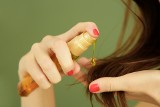 Olejowanie włosów – sposób na puszące się i niesforne kosmyki. Zobacz, jakie są fakty i mity na temat tego zabiegu oraz jak się go wykonuje