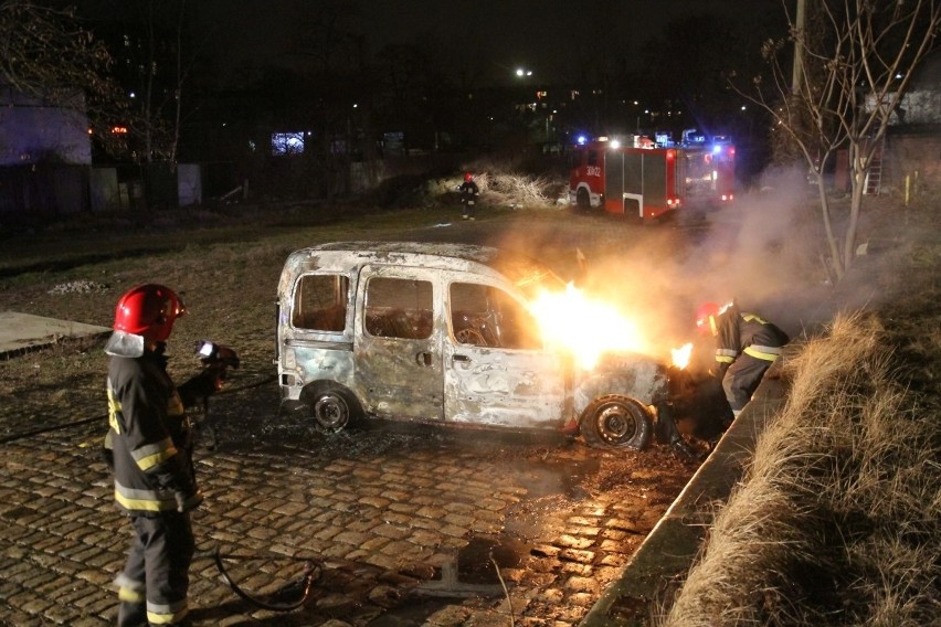 Wrocław: Pożar renault kangoo przy Strzegomskiej. Pojazd doszczętnie spłonął (ZDJĘCIA)