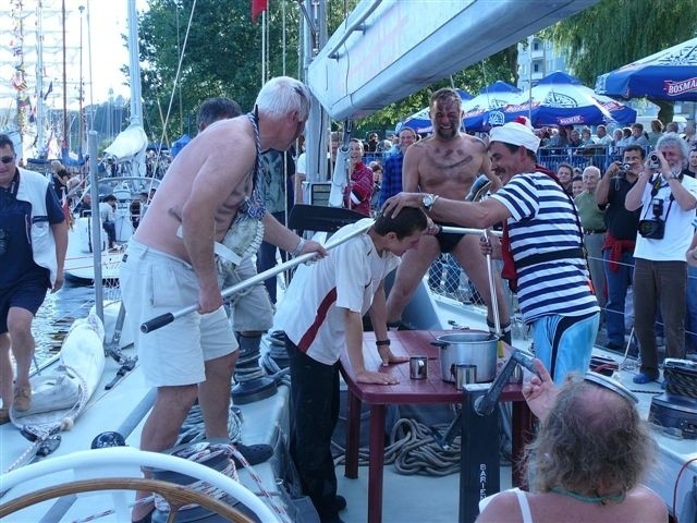 Barwny chrzest morski zorganizowany przy Wałach Chrobrego podczas The Tall Ships Races na pokładzie "Fazisi&#8221; . Kapitanem "Fazisi&#8221; był Janusz Kędzierski (w pasiastej koszulce), który potem przeprowadził żaglowiec do Nowego Jorku.