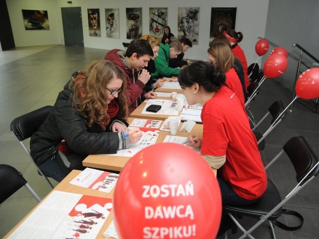 Rejestracja trwa kilka minut, polega na wypełnieniu formularza i pobraniu wymazu z ust.