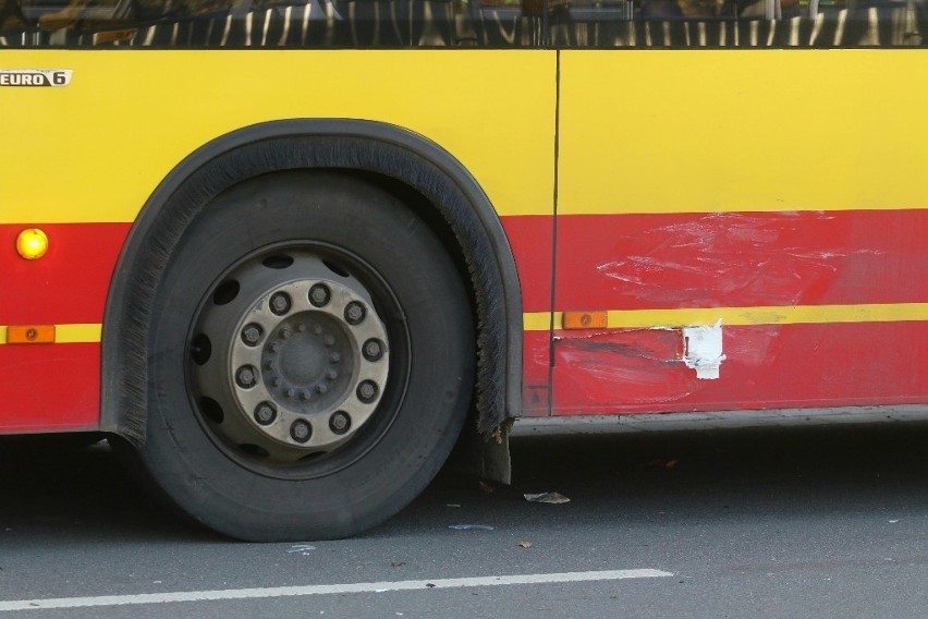 Wypadek autobusu i mercedesa na ul. Nabycińskiej we...