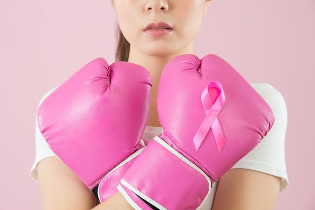 Rak piersi jest najczęściej diagnozowanym nowotworem złośliwym wśród kobiet – zarówno w Polsce, jak i na świecie. Stanowi on ok. 23 proc. zachorowań na nowotwory u kobiet, co czyni go najczęstszą, ginekologiczną chorobą nowotworową na całym globie. Co ważne, w ostatnich 25. latach współczynnik zachorowań na raka piersi wzrósł aż o 30 proc., w tym zwłaszcza w krajach rozwiniętych. Sprawdź, 10 popularnych mitów na temat raka piersi!