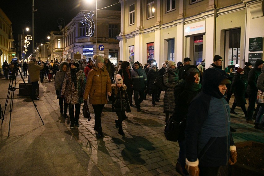 "Stop segregacji", "Ręce precz od naszych dzieci" - w...