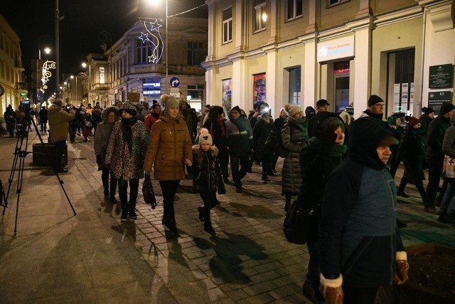 "Stop segregacji", "Ręce precz od naszych dzieci" - w sobotę, 15 stycznia, na Rynku w Kielcach o godzinie 17 rozpoczął się protest organizowany przez Ogólnopolskie Stowarzyszenie Wiedzy o Szczepieniach STOP NOP. To ogólnopolska akcja, która tego dnia odbywa się w wielu miastach Polski.