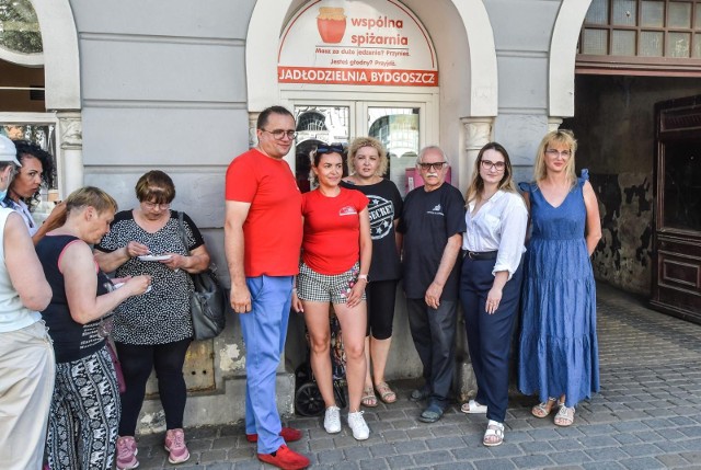 W poniedziałek, 27 czerwca, przy ul. Gdańskiej 79 odbyło się spotkanie, podczas którego [b]Ireneusz Nitkiewicz podsumował 5 lat działalności bydgoskiej jadłodzielni Wspólna Spiżarnia.