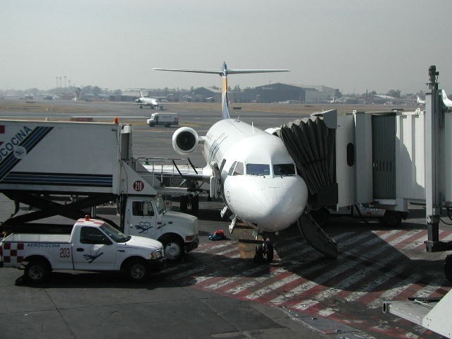 Rękawy pasażerskie chronią podróżnych przed wejściem do samolotu.