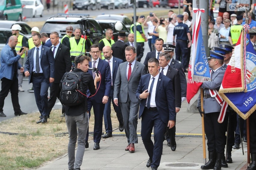 Pomnik Lecha Kaczyńskiego w Szczecinie odsłonięty z pompą. Prezydent w dynamicznej pozie, zamyślony nad Polską  [ZDJĘCIA]