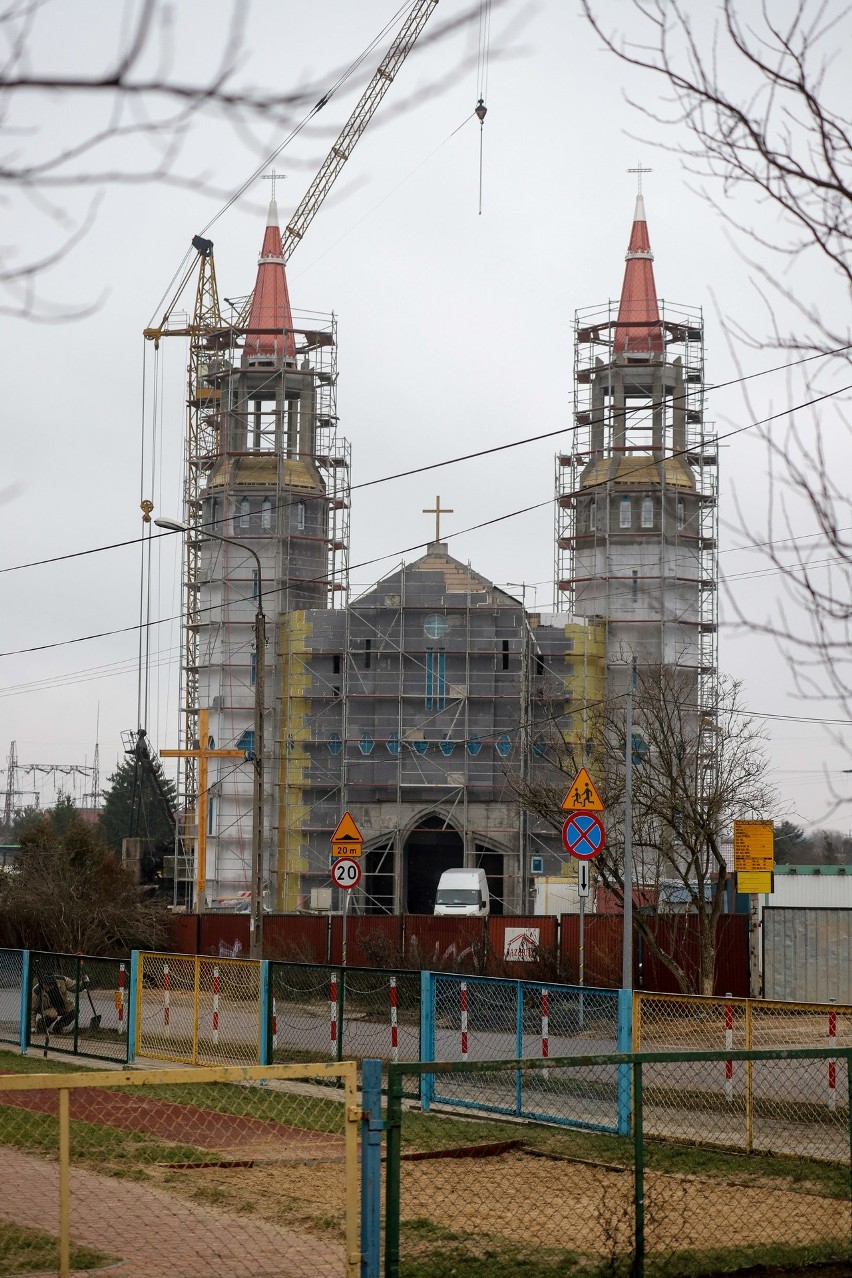 Kościół przy ul. Narewskiej. Zamontowano już hełmy wież [ZDJĘCIA]