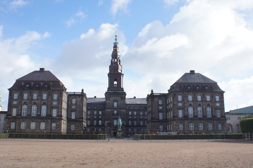 Pałac Christiansborg to kolejna historyczna siedziba...